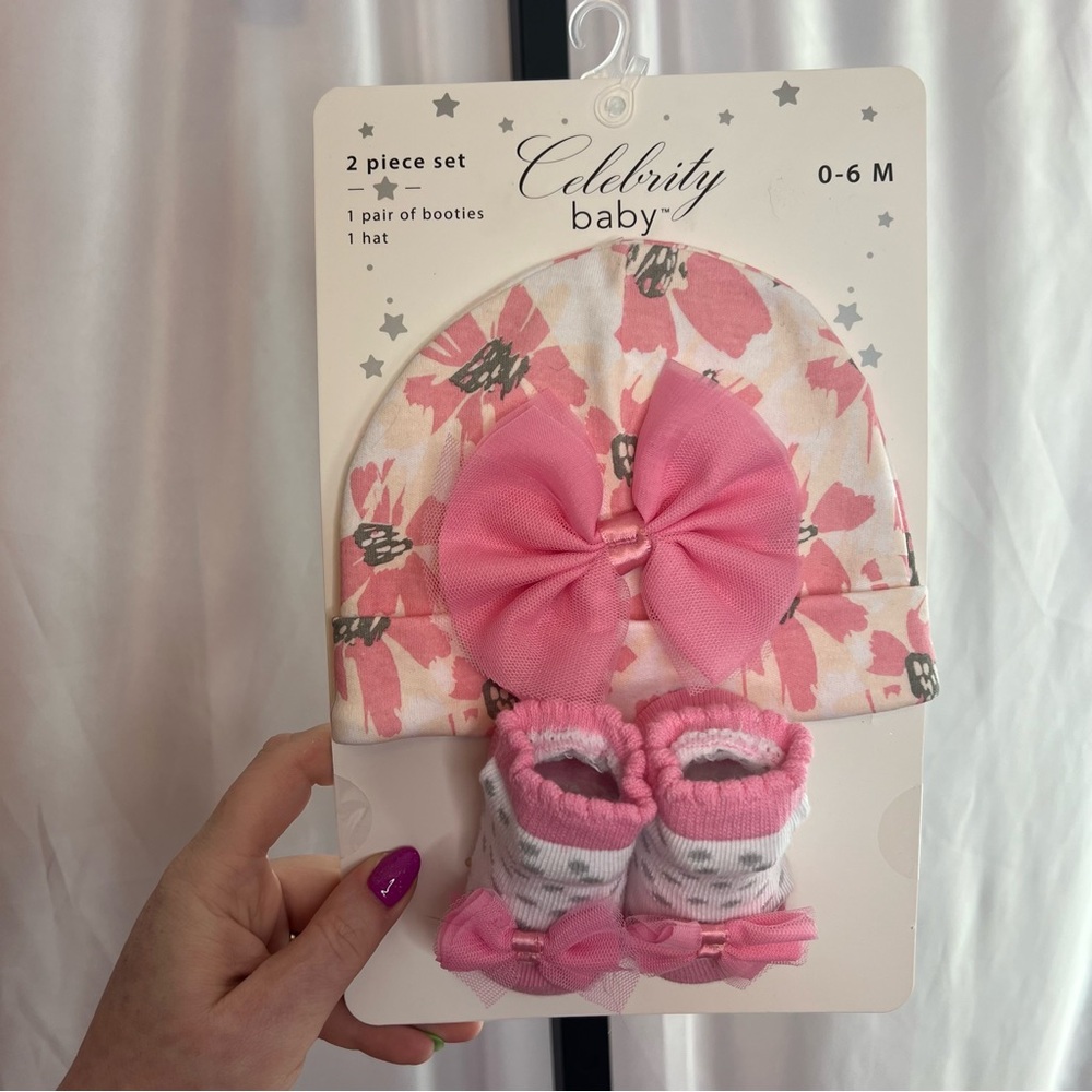 Celebrity Baby Two Piece Hat and Bootie Socks Set, size 0-6 Months NWT